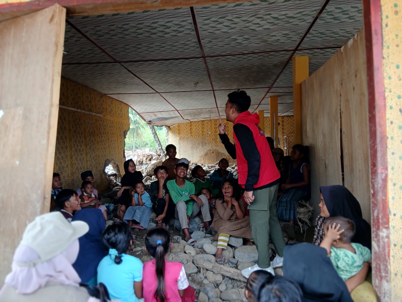 Menghadirkan Rasa Aman bagi Anak-Anak Terdampak Bencana Sumatera - Layanan Dukungan Psikososial Kampung Dongeng Pedluli - Desember 2025